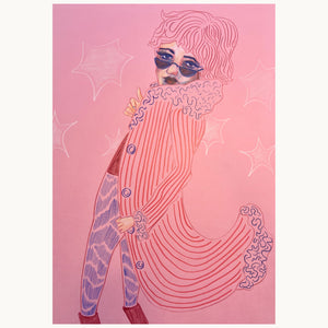 "Ready for fame von Alexandra Feusi, Farbstiftzeichnung, Frau mit rosa Haaren, Sonnenbrille und gestreiftem Mantel in Pose, pop-artiger Stil, 30x42 cm"