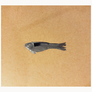 "Sardine #2 von Pia Weissinger, kleines Originalgemälde, Mixed Media auf Papier, 15x16,5 cm"